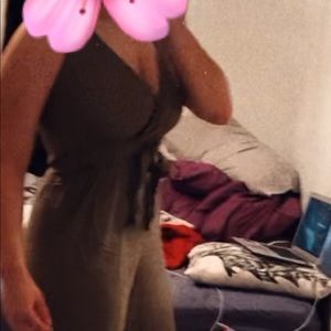 Deux une pièce un rouge et un vert kaki